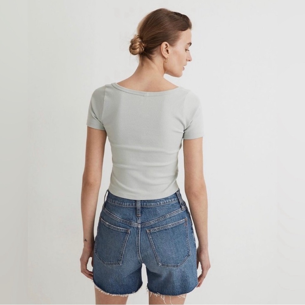 Square-Neck Crop Tee in Sleekhold - Picture 3 of 5